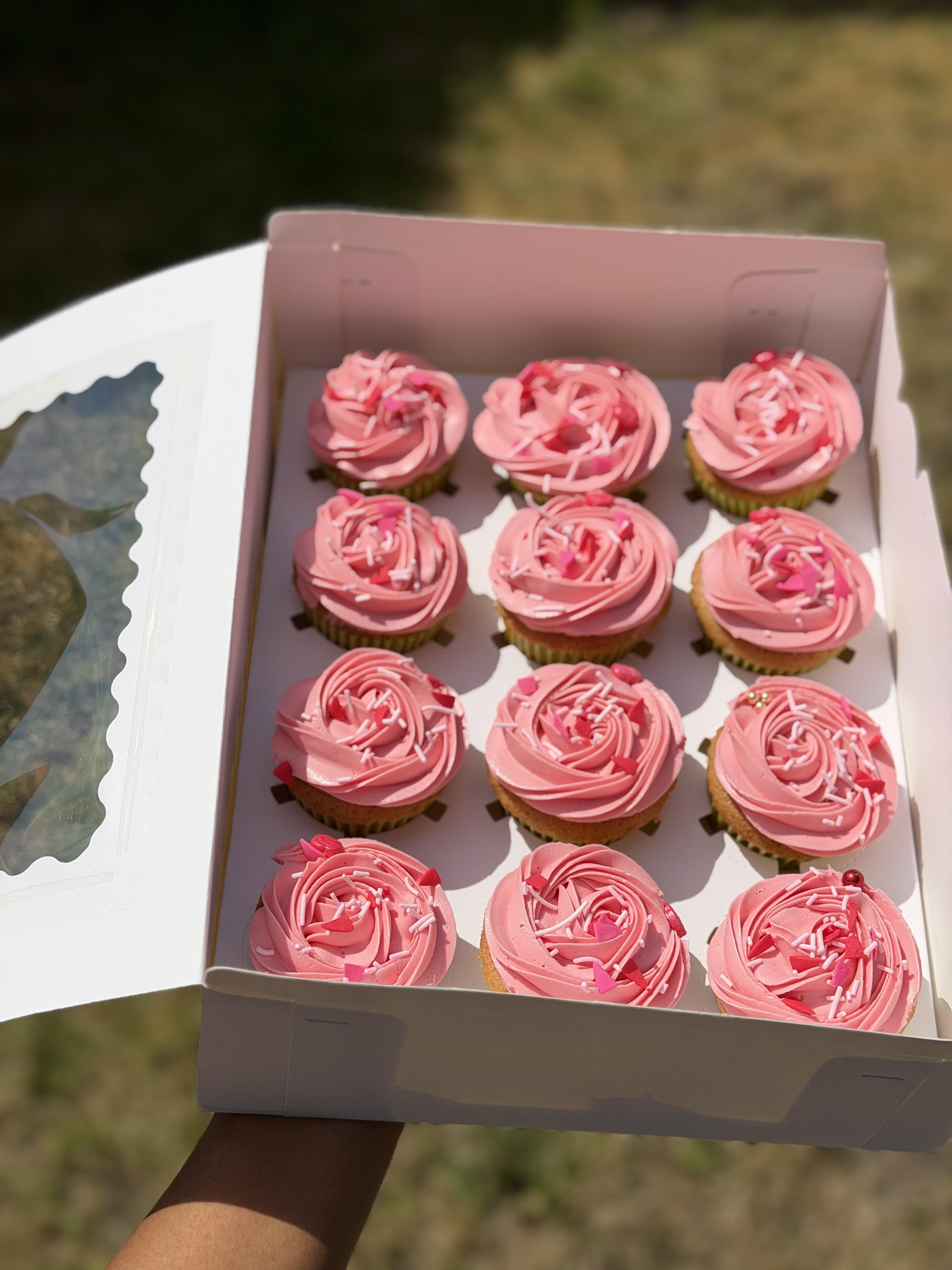 12 FROSTED CUPCAKES 